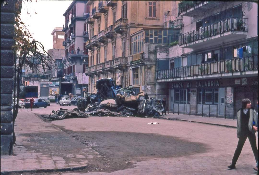 Il Terremoto Del 1980. In Ricordo Delle Vittime A Piazza G.B.Vico ...